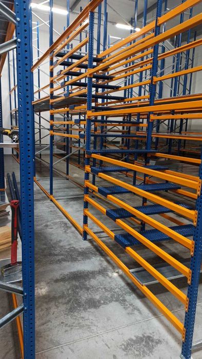 Двуетажен стелаж среднотежки стелажи максимум пространство.