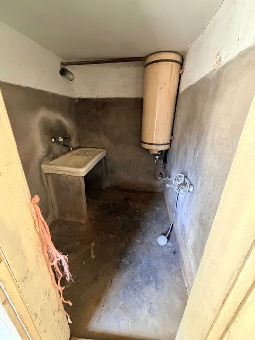 Къща с двор и селскостопански постройки