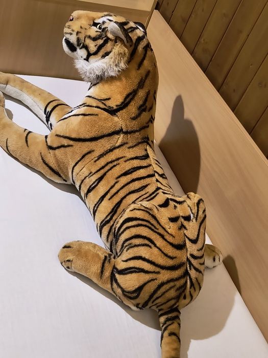 Голям плюшен тигър, размер на снимките 
Без забележки - 30евро 
Бу