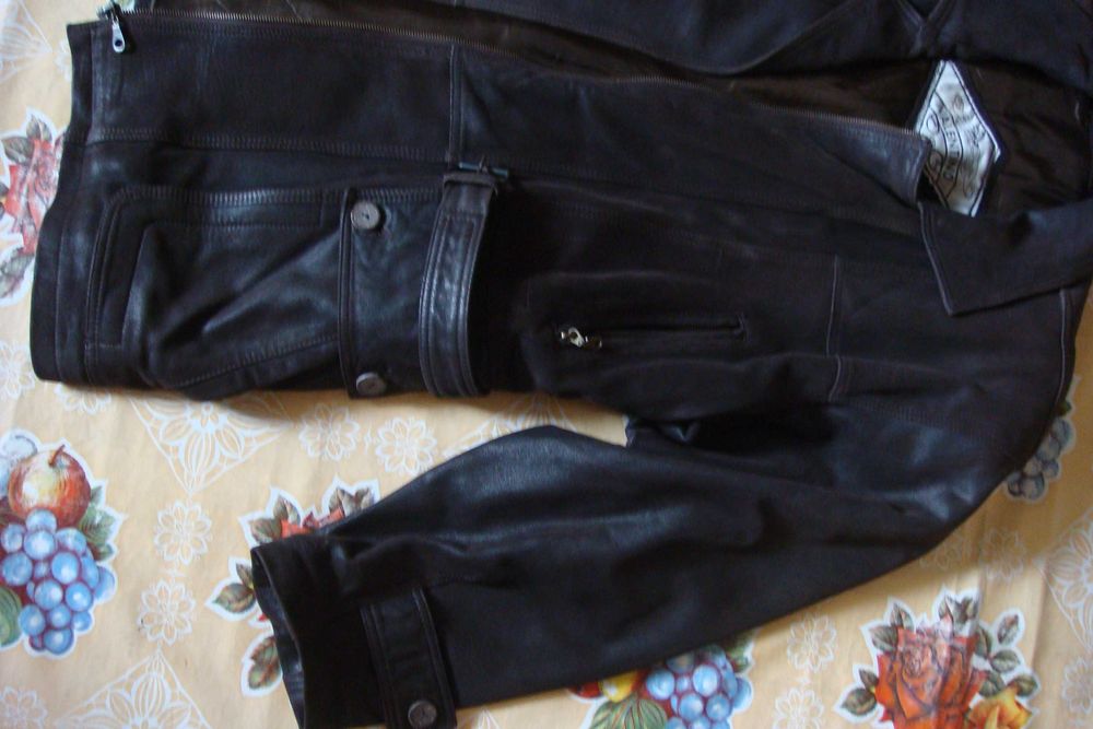 Valentino  ( куртка кожаная , 52 - 54 )