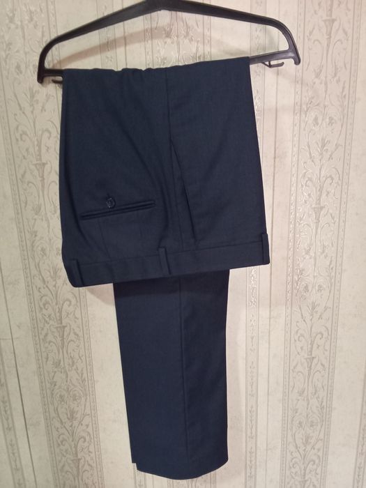 Kostyum shim kamzuli bilan