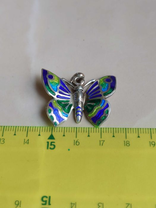 Pandantiv din argint cu email cu reprezentarea unui fluture