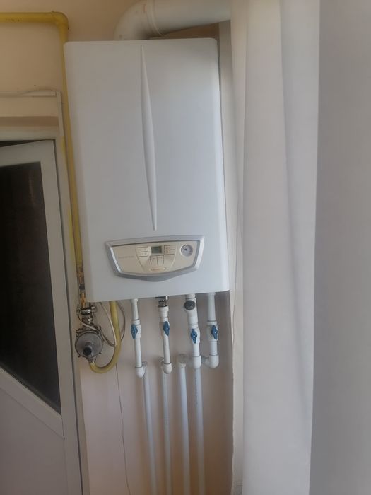 Vând apartament 3 camere în Rovinari zona centrală, 69mp,etaj4/4, complet mobilat și utilat,izolat termic. Preț 52.000 euro. Vedere la strada
