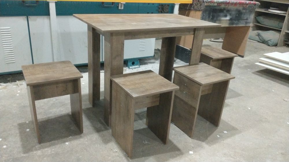 О единый стол и 4 табуретки