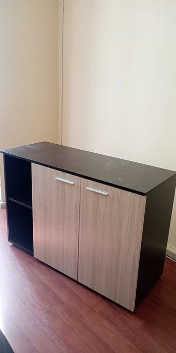 Продавам офис мебели