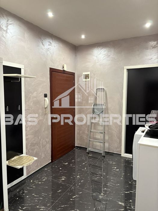 Дава се под наем Тристаен апартамент в София, Център - 100 кв.м за 897.6 € - Снимка #12