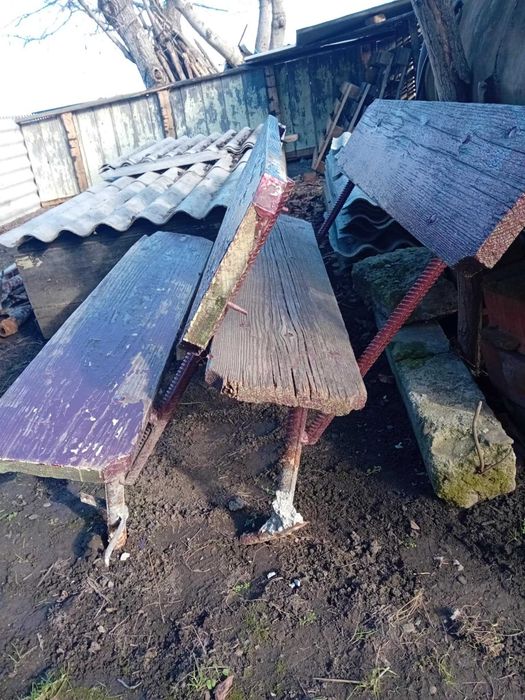 Vand gard din scandura,banci si stalpi de fier.