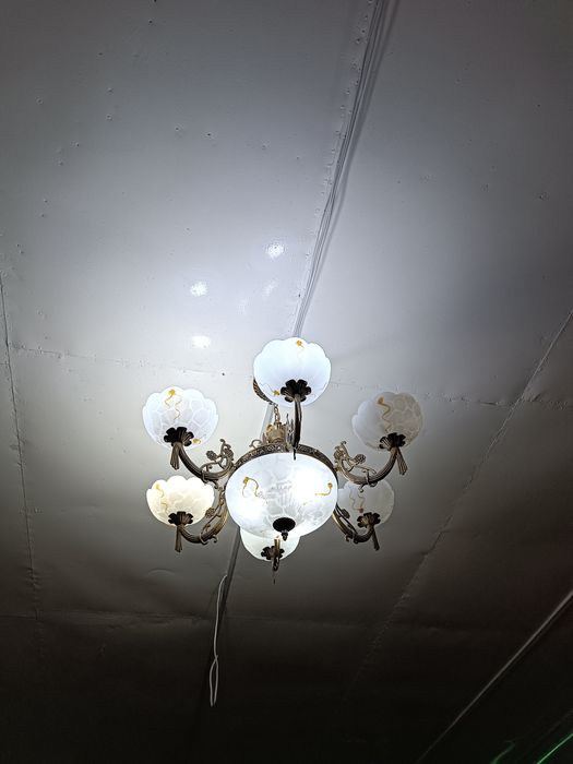 Люстра сатылады.