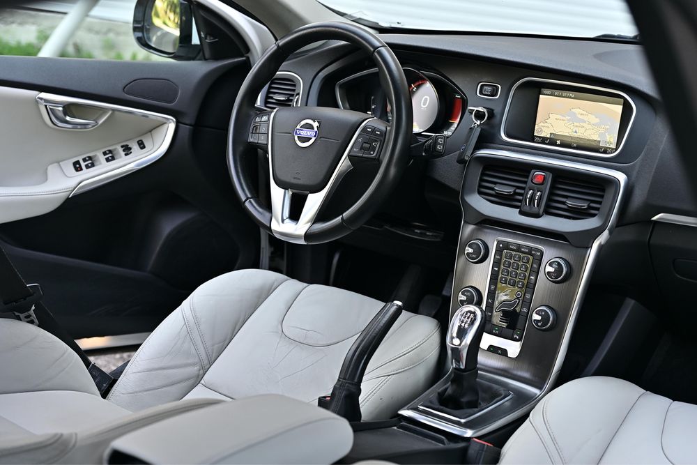 Volvo V40 - D2 - 2013 - Panoramic/Xenon/Keyless