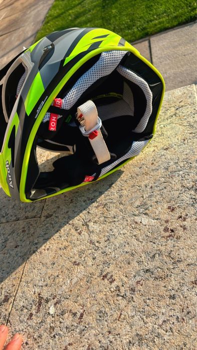 Продавам каска airoh aviator 3 green