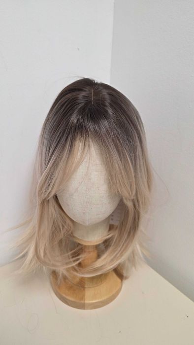 Perucă HAIRCUBE blond ombre cu rădăcini închise, bob în straturi, sintetică