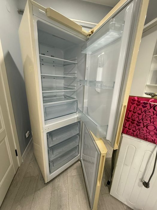 Сатылады Холодильник и стол орындығымен