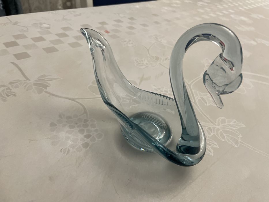 продам стекляный  лебедь