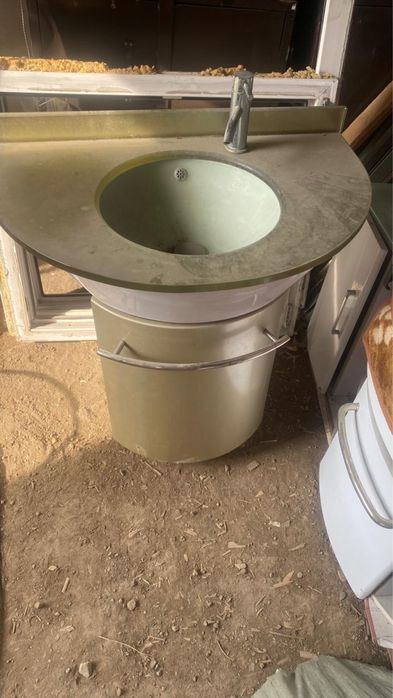 Раковины трех видов с тумбами