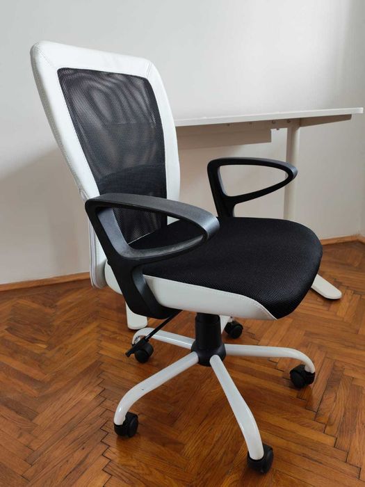 Birou IKEA si scaun de birou XXXLutz