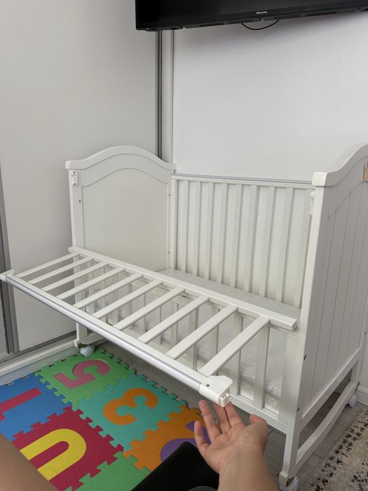 Pătuț bebe din lemn alb 4 în 1 – balansoar, co-sleeping + saltea cocos. nu a fost folosit