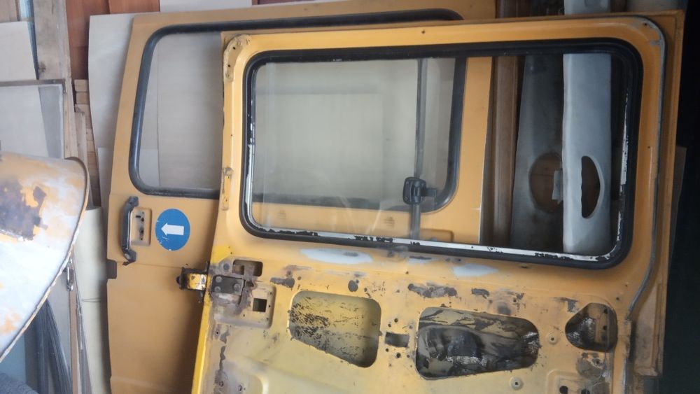 Продам задние и боковые двери от пассаж.Газели