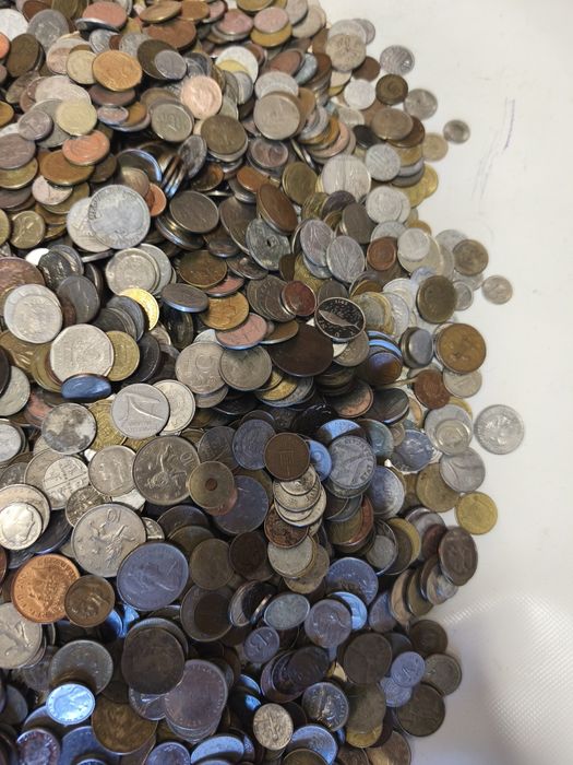 Vând 42 kg de monede din 50 tari. Preț 2050 lei