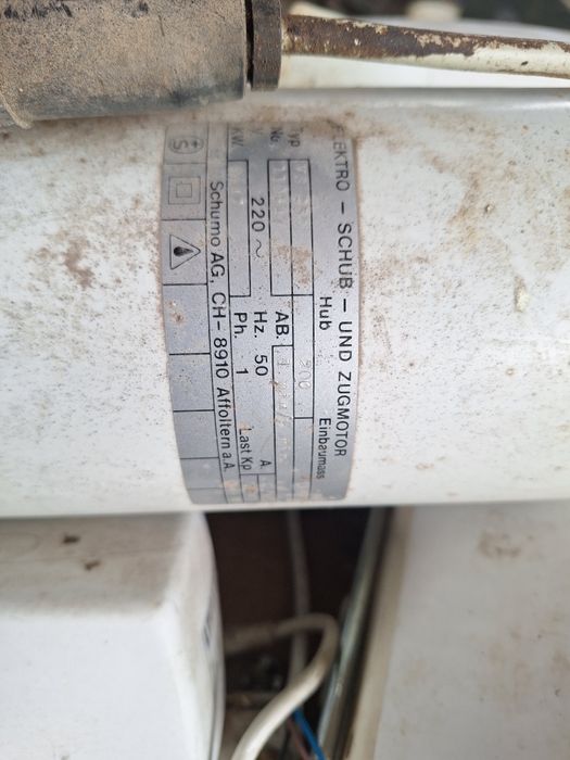 Motoare cu ax telescopic pentru porți, trape, etc