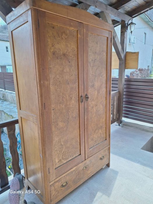 Двукрилен гардероб