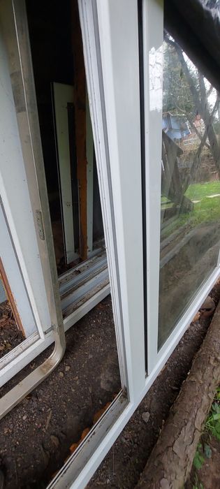 Ferestre termopan cu trei sticle.32 mp in total.