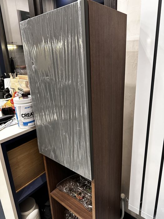 Висок шкаф чисто нов