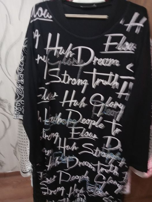 Продаются платья.