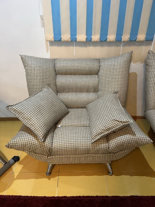 Диван с двумя креслами