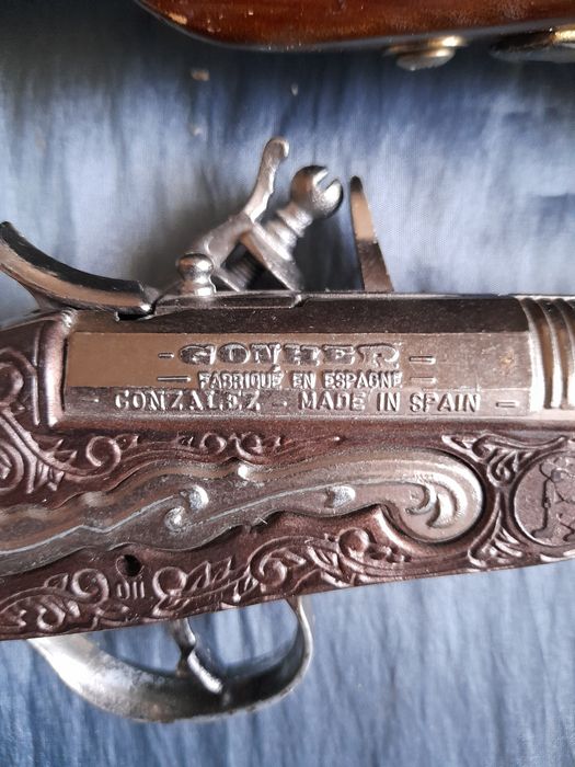 3 бр. Реплики на стари пищови и ретро лупа