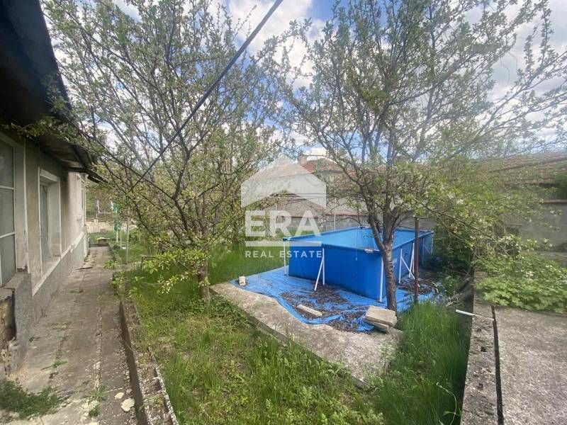 Ексклузивна двуетажна къща за продажба за целогодишно живеене с басейн