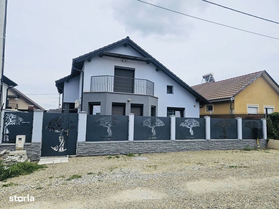Casă Modernă cu Sistem Fotovoltaic – Rontău
