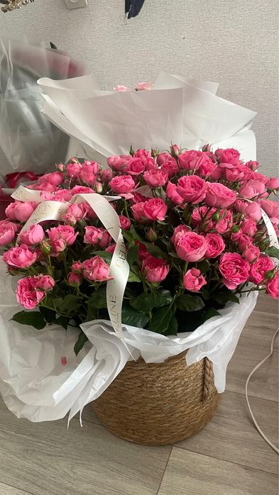 Кустовые розы в корзине