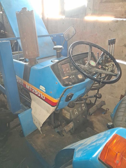 Трактор с челен товарач