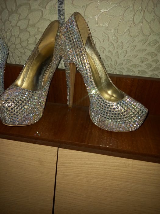 Продаю туфли  2 пары