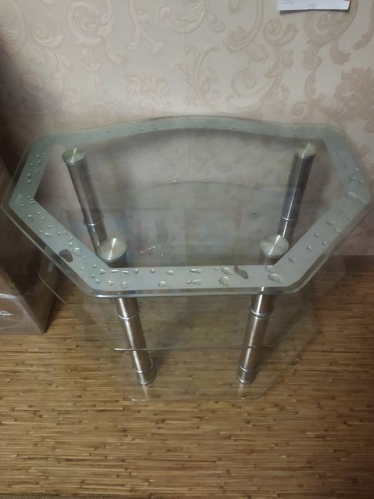 Продам стеклянный стол