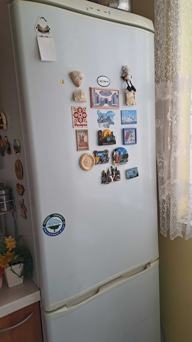 Свободностоящ хладилник Crown с два компресора