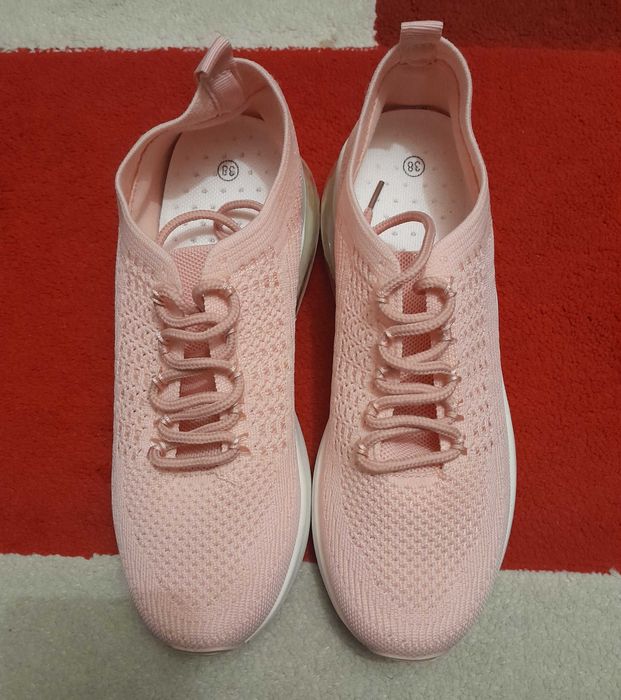 Vând adidași damă