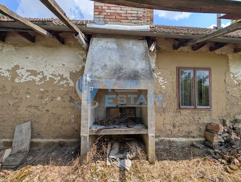 Едноетажна къща с голям двор и кладенец в село Драгомирово
