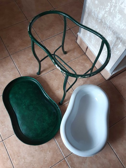 Bideuri pe 4 picioare, cu capac, din lemn, metal si fonta