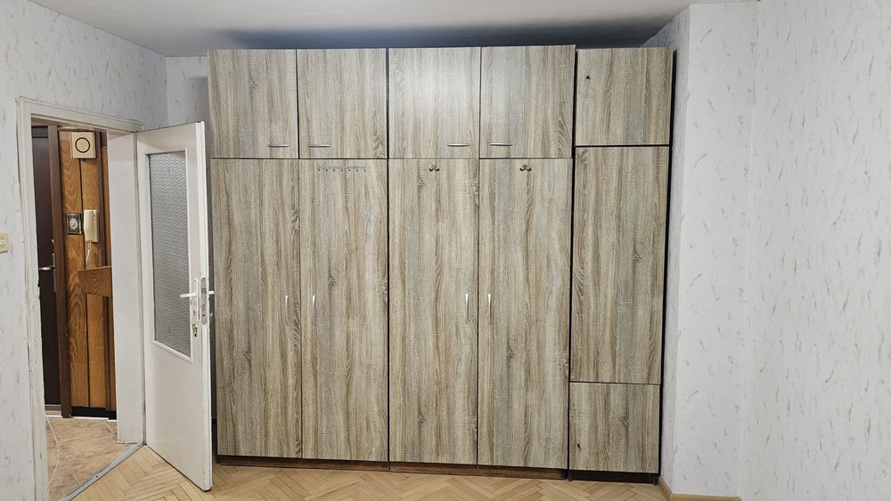 Трикрилен гардероб