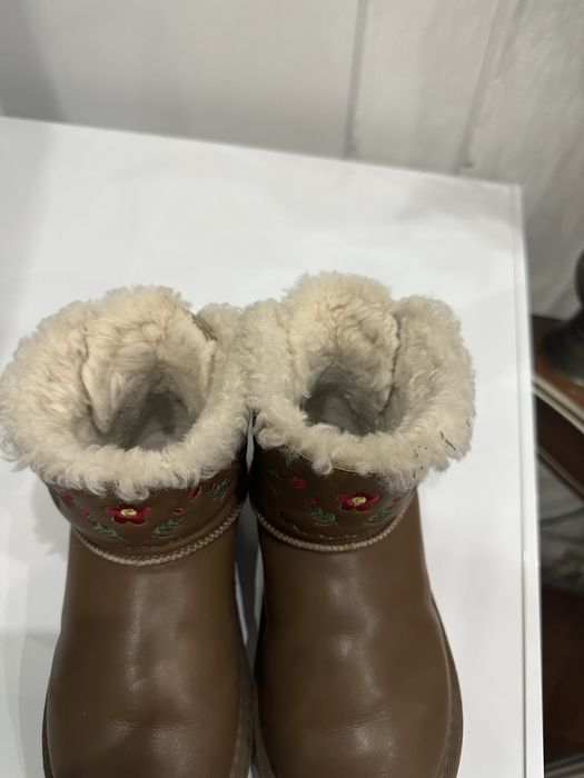 Продам уги , с вышитым ресунком, теплые