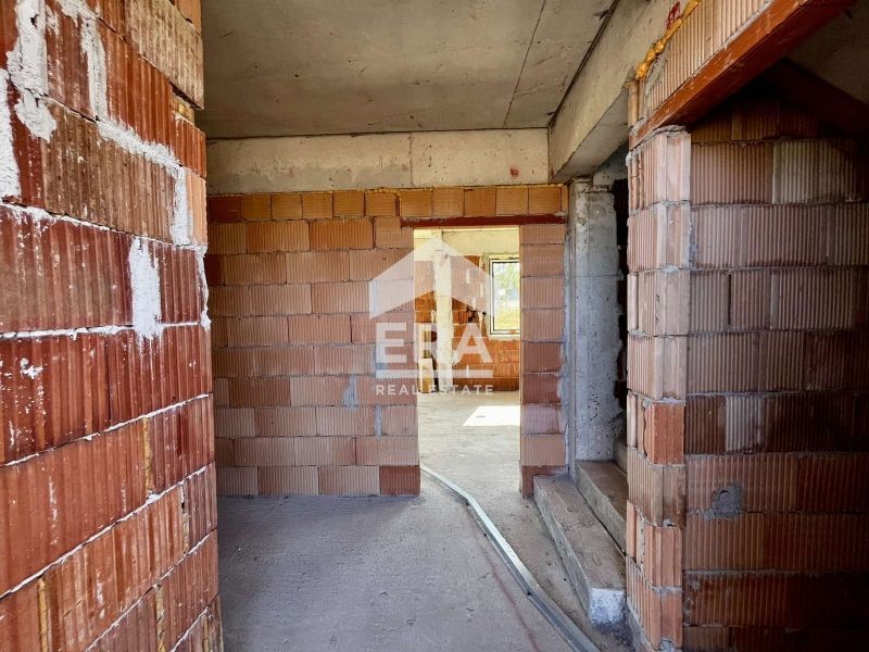 Двуетажна новострояща се къща за продажба, с Акт 14, двор и две парком