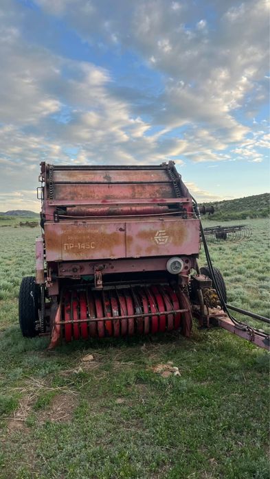 Трактор МТЗ 80, руллонный прессподборщик