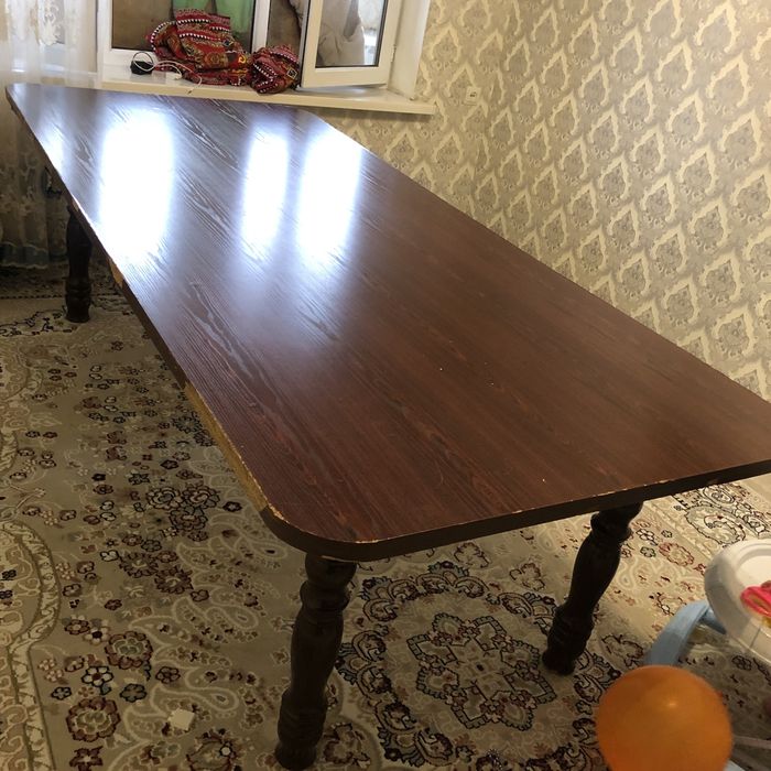 Стол коричновый длинный, для гостинной