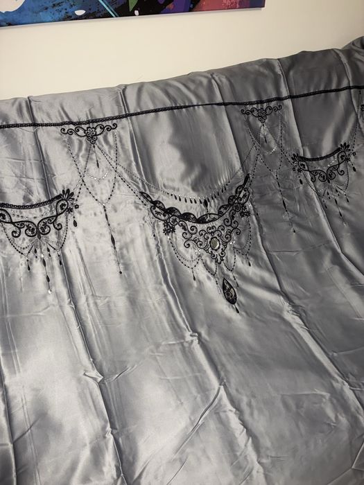 Lenjerie de pat satinata cu pietre, broderie si dantela