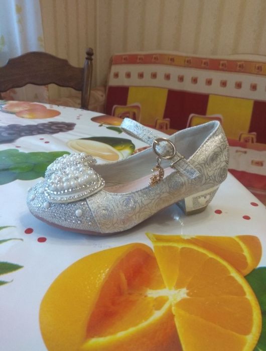 Продаю детские туфли