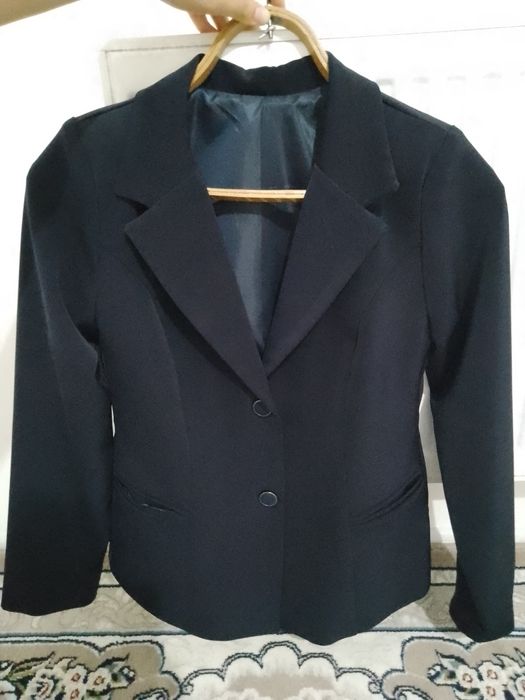 Классический женский пиджак темно-синего цвета


---

Заголовок: Класс