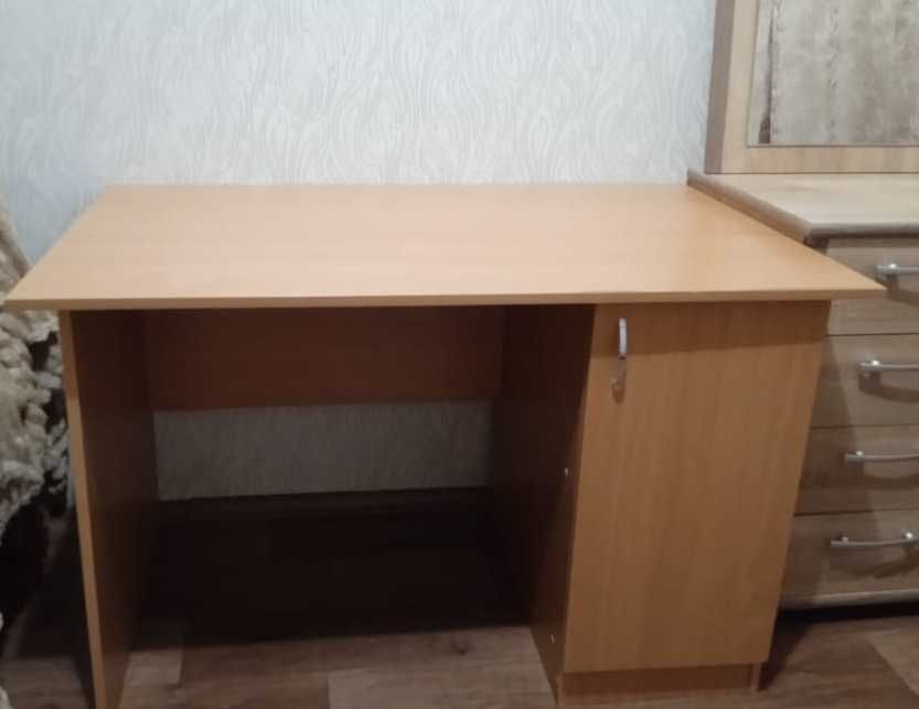 Продам удобный письменный стол