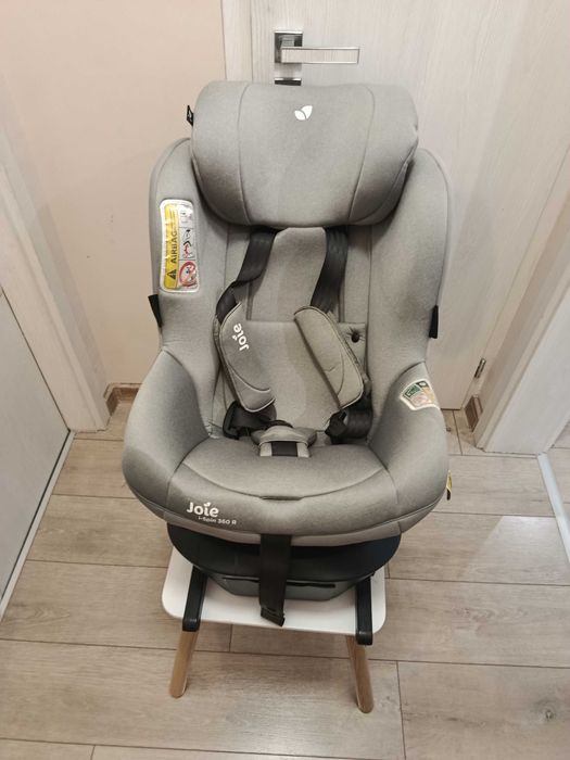 Столче за кола Joie i-Spin 360 в цвят Gray Flannel.