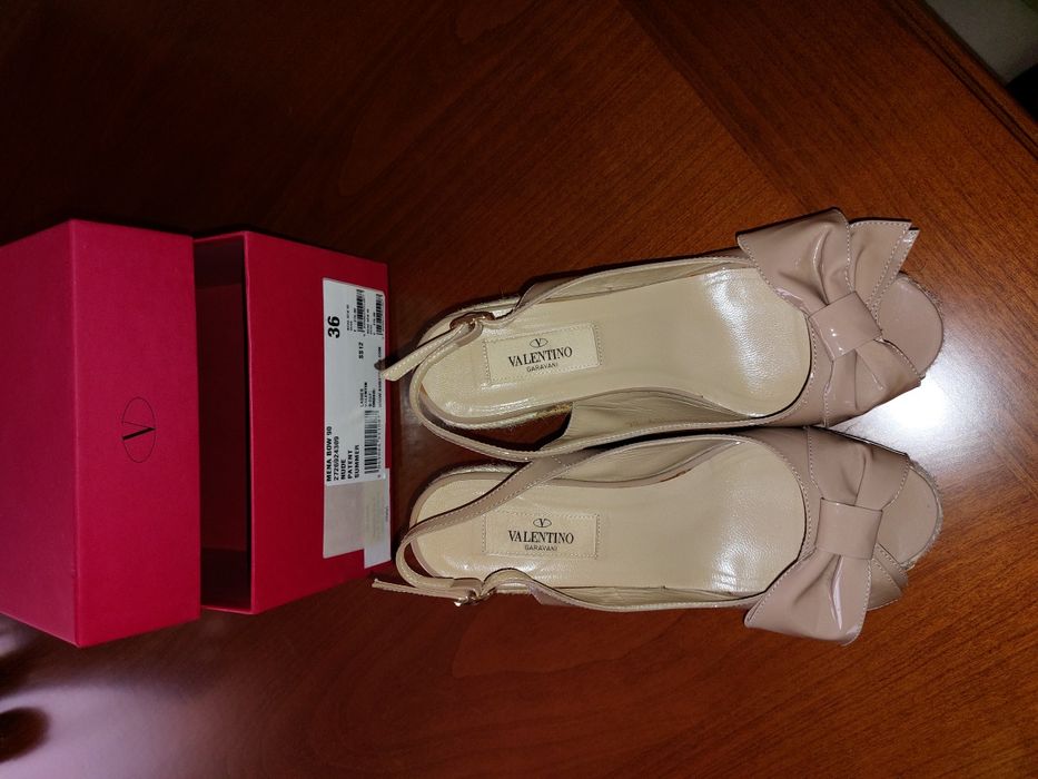 Оригинальные Valentino босоножки на танкетке